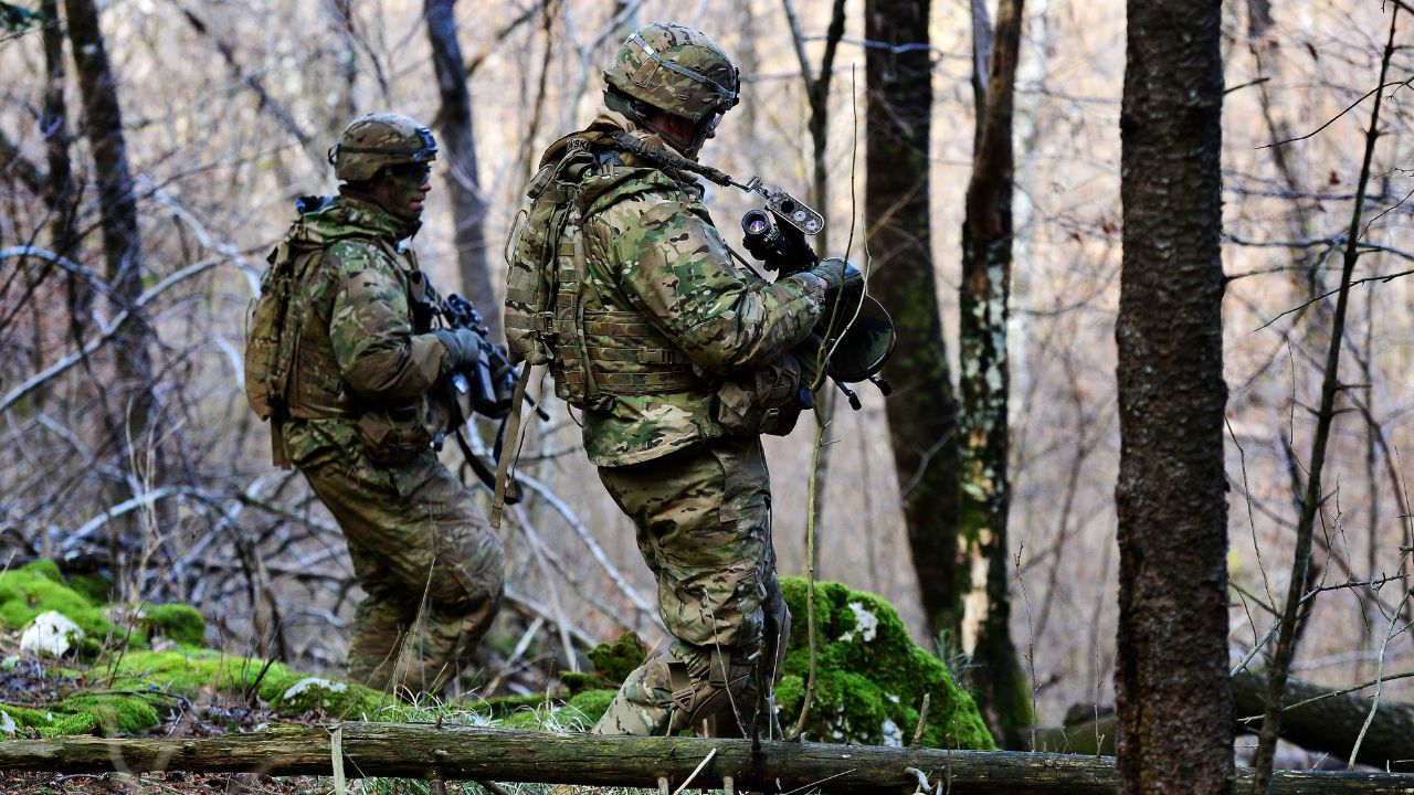 Watch Two Soldiers On Duty Video Twitter