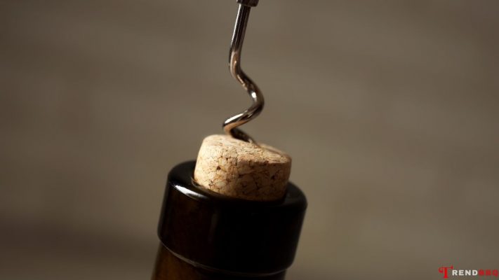 Use metal wire to pull the cork