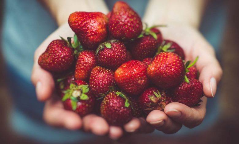 How to Clean Strawberries: The Best Methods and Tips