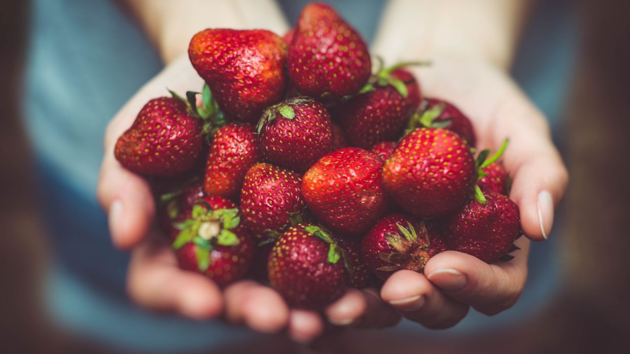 How to Clean Strawberries: The Best Methods and Tips