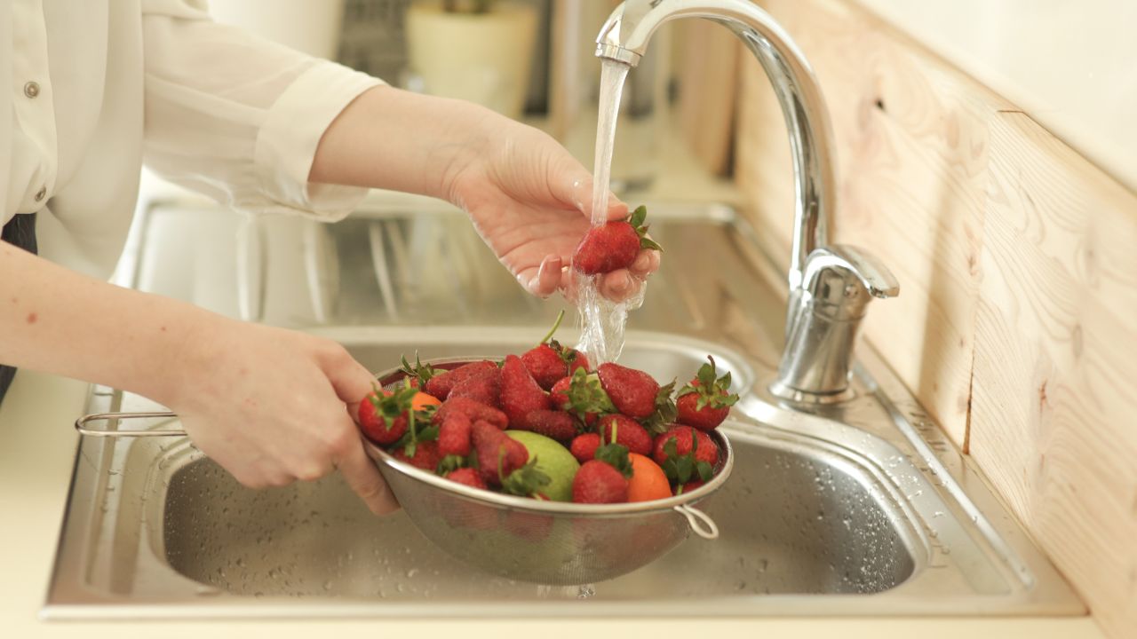 How to Clean Strawberries with Water